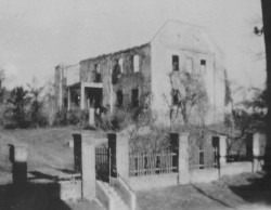 Zniszczona plebania w czasie II wojny światowej
