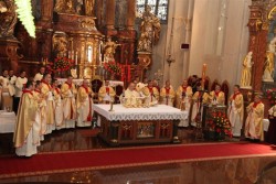 Młodzi kapłani koncelebrują Mszę św. na czele z Ordynariuszem Biskupem Andrzeją Czają