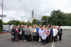 Zdjęcie grupowe na tle Bazyliki Jasnogórskiej