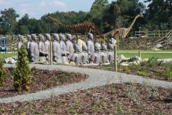 Terakotowa Armia (Chiny) to osiem tysięcy figur żołnierzy naturalnej wielkości, wykonanych z terakoty (wypalonej gliny). Według wierzeń, miała ona strzec cesarza i pomóc mu odzyskać władzę w życiu pozagrobowym.
