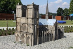 Notre-Dame (Paryż, Francja) jest jedną z najbardziej znanych katedr na świecie, między innymi dzięki powieści Dzwonnik z Notre Dame.