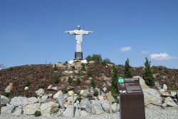 Statua Chrystusa Zbawiciela (Rio de Janeiro, Brazylia). W 1980 z okazji pielgrzymki papieża, miasto zdecydowało się umyć figurę, na co zużyto pół miliona litrów wody i kilka ton środków czyszczących.