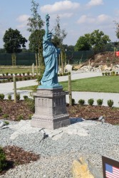 Statua Wolności (Nowy York, USA) jest darem Francji dla USA z okazji 100 rocznicy deklaracji niepodległości. Zaprojektował ją Gustawa Eiffel.