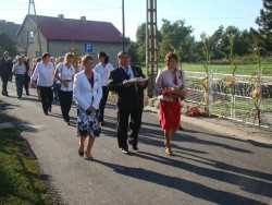 Pani sołtys Krystyna Żydziak i starości dożynkowi: Jerzy Kicler i Maria Kirchniawy