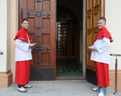 Każdy uczestnik Nabożeństwa otrzymał pamiętkowy obrazek z wizerunkiem bł. Jana Pawła II