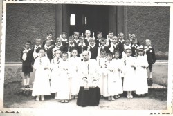 Pierwsza Komunia św. dnia 05.06.1960r. 
Zdjęcie z kroniki parafialnej