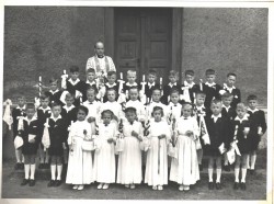 Pierwsza Komunia św. dnia 21.05.1961r. 
Zdjęcie z kroniki parafialnej