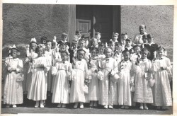 Pierwsza Komunia św. dnia 10.06.1962r. 
Zdjęcie z kroniki parafialnej