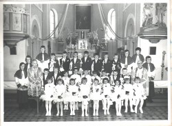 Pierwsza Komunia św. dnia 29.05.1977r. Zdjęcie z kroniki parafialnej
