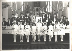 Pierwsza Komunia św. dnia 25.05.1980r. Zdjęcie z kroniki parafialnej