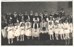 Pierwsza Komunia św. z roku 1955r. Zdjęcie udostępnione przez rodzinę Kaletka ze Sławikowa.