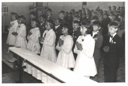 Pierwsza Komunia św. dnia 14.05.1978r. Zdjęcie udostępnione przez rodzinę Tyrański z Błażejowic.