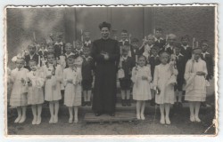 Pierwsza Komunia św. dnia 15.08.1957r. Zdjęcie udostępnione przez rodzinę Buczek ze Sławikowa.