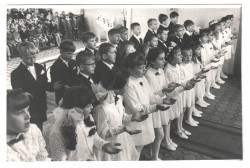 Pierwsza Komunia św. dnia 21.05.1972r. Zdjęcie udostępnione przez rodzinę Wardenga ze Sławikowa.