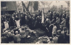 Pogrzeb mistrza stolarskiego Emanuela Mrachacz - październik 1957. Zdjęcie udostępnione przez S. Bender (Mrachacz)
