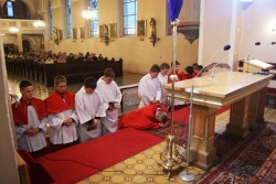 Prostracja podczas Liturgii Męki Pańskiej