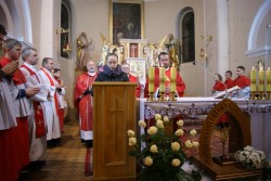 Młodzież zaangażowana w liturgię - modlitwa wiernych