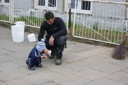 Nawet nasi mali parafianie włączyli się w przygotowanie trasy procesji :)