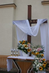 Ołtarz przygotowany przez parafian z Lasak