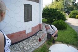 Zapaliliśmy znicz pod tablicą upamiętniającą tragedię potopionych dzieci pierwszokomunijnych