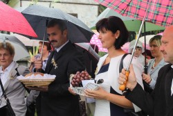 Starostowie tegorocznych dożynek z darami: chlebem i winem