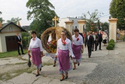 Panie w strojach ludowych przyniosły do kościoła koronę dożynkową