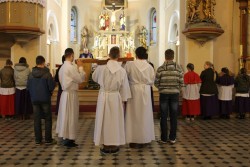 Droga Krzyżowa ulicami Sławikowa 2014r. - zdjecie 4