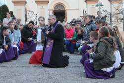 Droga Krzyżowa ulicami Sławikowa 2014r. - zdjecie 8