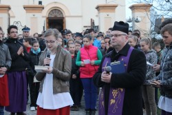 Droga Krzyżowa ulicami Sławikowa 2014r. - zdjecie 10