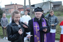Droga Krzyżowa ulicami Sławikowa 2014r. - zdjecie 23