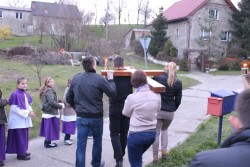 Droga Krzyżowa ulicami Sławikowa 2014r. - zdjecie 24