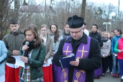 Droga Krzyżowa ulicami Sławikowa 2014r. - zdjecie 30