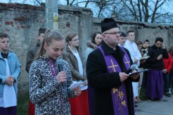 Droga Krzyżowa ulicami Sławikowa 2014r. - zdjecie 40