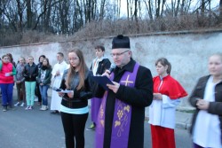 Droga Krzyżowa ulicami Sławikowa 2014r. - zdjecie 46