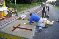 Przygotowanie ołtarzy i trasy procesji