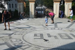 Remont placu przykościelnego 2014r. - zamiatanie piasku - zdjecie 4