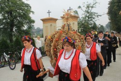 Panie z Lasak z koroną dożynkową