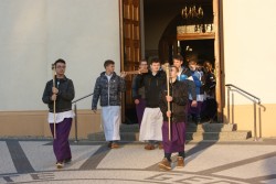 Krzyż niosą starsi ministranci ze Sławikowa