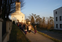 Krzyż niosą przedstawicielki Róży Różańcowej ze Sławikowa