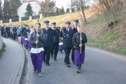 Krzyż na ramionach OSP z Miejsca Odrz.