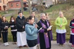 Droga Krzyżowa ulicami Sławikowa 2015r. - zdjecie 18