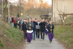 Krzyż niosą górnicy z naszej parafii