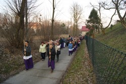 Krzyż niosą przedstawicielki Róży Różańcowej z Lasak