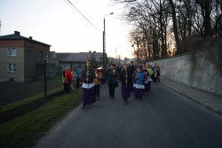 Krzyż niosą przedstawicielki Róży Różańcowej z Błażejowic