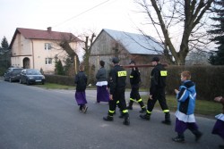 OSP ze Sławikowa niesie krzyż