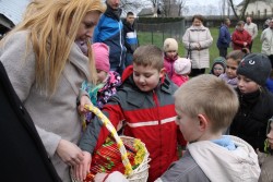 Zajączek w ogrodzie farskim 2015r. - zdjecie 20