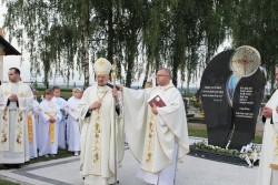 Pomnik ofiar tragedii na Odrze. Sławików, 16.05.2015r. - zdjecie 76