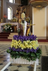 Figura św. Urbana przyniesiona w procesji przez parafian ze Miejsca Odrz.