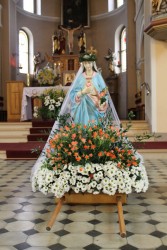 Figura Matki Boskiej przyniesiona w procesji przez parafian z Lasak