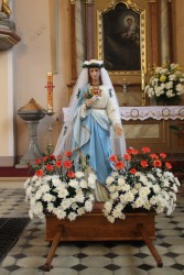 Figura Matki Boskiej przyniesiona w procesji przez parafian z Błażejowic